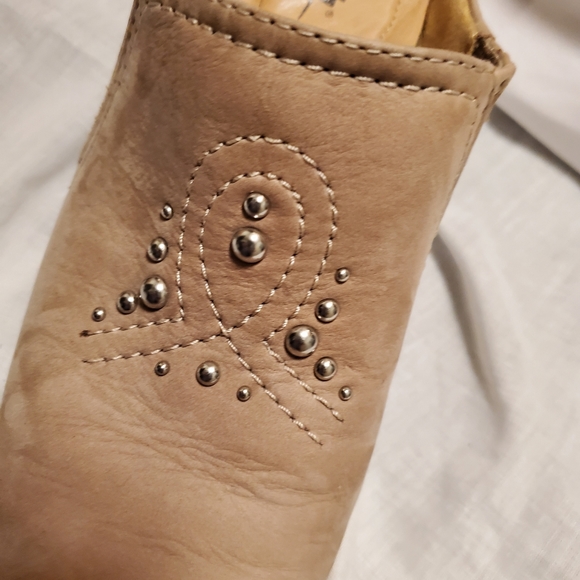 Earth Slide Shoe Taupe Suede 2" Stacked Block Heel Silver Studs on Front Size 8B - Picture 3 of 10